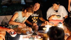 莎莎（左起）、乱彈阿翔、鹿希派在無人島上吃晚餐。（圖／好看娛樂提供）