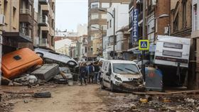 許多當地居民不得不從超市中取走食物和水以求生存。（圖／美聯社／達志影像）