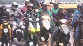 ▲康芮颱風造成雙北路樹倒塌嚴重，影響1日上午上班交通