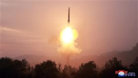 北韓領袖金正恩視察飛彈發射時表示：「這種新型洲際彈道飛彈向全世界證明，我們在核運載開發和製造上已取得霸權地位。」（圖／翻攝自朝中社）


