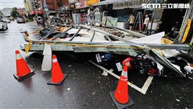 北市樂業街121號民宅窗戶被鐵皮砸中，停車格內的機車亦被波及。（圖／翻攝畫面）
