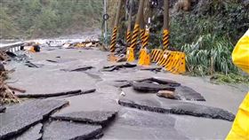 台中梨山3917戶仍停電，道路中斷難搶修，台電人員徒步搶修拚復電，台8線83.1k(圖／台電台中區處提供)