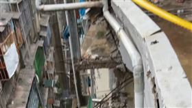 女兒牆直接從上方狠砸民宅。（圖／翻攝畫面）