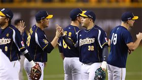 中職總冠軍賽第3戰　中信兄弟勝出（1）中華職棒總冠軍賽第3戰22日在台北大巨蛋登場，最終由中信兄弟以10比0擊敗統一獅隊，奪下第2勝，兄弟球員曾頌恩（右2）等人賽後開心擊掌慶祝。中央社記者王騰毅攝　113年10月22日