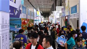 2024台北國際旅展登場（1）2024 ITF台北國際旅展1日上午在台北南港展覽館1館登場，首日就吸引許多民眾前來參觀搶優惠。中央社記者翁睿坤攝  113年11月1日