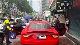 姚男開著租來的瑪莎拉蒂囂張行竊。（圖／警方提供）