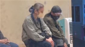 羅男母親、妹妹強忍悲痛，到場陪同相驗以釐清確切死因。（圖／翻攝畫面）