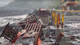 河床,鋼便橋,孤島,便道,公路,梅山里,拉芙蘭,高雄,桃源區公所,明霸克露橋