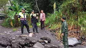南投仁愛法治村，4名獵人上山打獵釣魚，栗西壩放水，遇溪水暴漲受困失聯，家屬焦急通報協尋(圖／翻攝畫面)