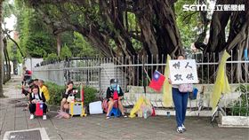 15名小草在路口聲援，警方派遣16名警力到場戒備。（圖／記者楊忠翰攝影）