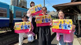 阿翔（左起）、籃籃、張文綺、楊繡惠來到日本關東。（圖／民視提供）