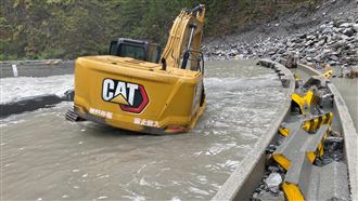 中橫便道路基掏空慘況曝　怪手搶修險滅頂