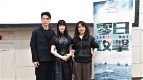 《零日攻擊》演員張洛偍（左起）、連俞涵用日語向媒體打招呼引起熱議，右一為製作人鄭心媚。（圖／零日文創提供）
