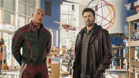 《紅色一號》道恩強森（巨石強森）、克里斯伊凡。（圖／華納兄弟提供）