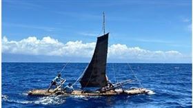 Torik-Sanayasay號竹筏帆船跨越黑潮航海。（圖／南島社大提供）