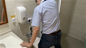 上廁所,小便斗,更年期,醫師,生殖器模型(示意圖/翻攝畫面)