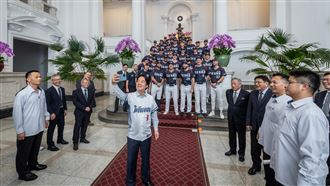 賴與捷克玩自拍「喬不好」！蔡其昌：笑爛