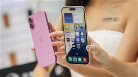 iPhone 16系列在台開賣（1）iPhone 16系列新機20日在台開賣，許多果粉到電信公司及蘋果專賣店排隊搶購，iPhone 16採用3奈米製程打造的A18系列晶片，結合人工智慧（AI）協助使用者掌握物體和地點資訊。中央社記者裴禛攝  113年9月20日