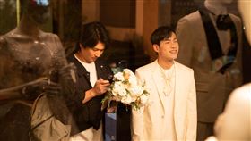 由陸夏飾演的阿軒（圖右）看上了飯店招待同志新婚的好康優惠，而與剛認識的網友登記結婚。（圖／紅杉娛樂提供）