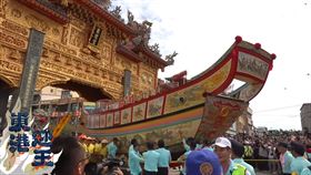 ▲王船出東隆宮黃金牌樓是無數攝影師想捕捉的畫面。（圖／寶島神很大）