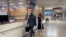 ▲開庭結束，林千又在律師陪同下離開。過程中被媒體包圍，她皺了一下眉頭不發一語。（圖／翻攝畫面）