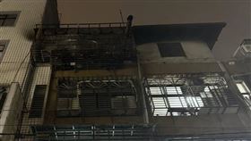 三重區晚間驚傳火警，公寓4樓全面延燒，疑似蠟燭延燒神壇釀禍。（圖/沈建邦攝）