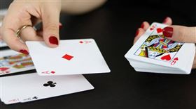 一名求職男到建築公司應聘，面試官稱要檢測應酬能力，請他與公司2名員工玩撲克牌，他努力玩19局輸了人民幣15000元（約新台幣68000元），事後才發現是被詐騙。（示意圖非當事人／Pixabay）