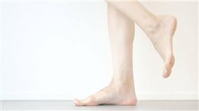 英國國民醫療服務體系（NHS）表示，一個人單腳站立無法堅持10秒，在10年內死亡的風險比能堅持的人高出84%。（示意圖／photoAC）