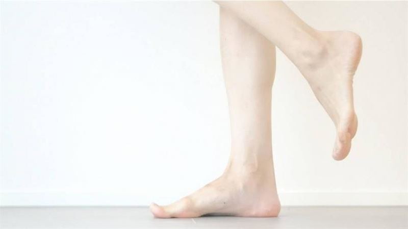 研究發現，年長者若能單腳站立30秒以上，且是在非主導腿上，就顯示仍可活好幾年。（示意圖／photoAC）