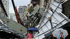 慈恩七村發生因狂風吹落鐵皮屋頂的災情。（圖／翻攝自秦慧珠臉書）