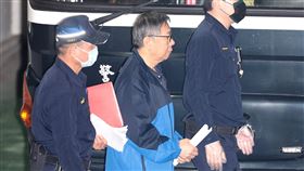 北院裁定柯文哲延押2個月台北地檢署持續偵辦京華城案，2024年9月5日聲請羈押禁見前台北市長柯文哲（右2）獲准，由於羈押期限將至，檢察官日前向台北地方法院聲請延押，1日召開延押庭，下午裁定柯文哲延長羈押2個月。中央社記者張皓安攝  113年11月1日