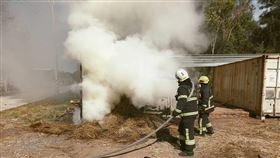 金門貨櫃屋火警  消防布水線撲滅金門建華靶場附近畜牧場貨櫃屋1日發生火警，消防局派員前往搶救，抵達後發現貨櫃屋內存放大量乾燥牧草，為免火煙持續悶燒，立即布水線滅火，歷時約1小時完成殘火處理，幸無造成傷亡。（金門縣消防局提供）中央社記者吳玟嶸傳真  113年11月1日