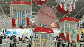 巨型摩天輪搬進旅展現場2024 ITF台北國際旅展1日起在台北南港展覽館1館盛大展出，交通部觀光署與遊樂園業者共同打造「台灣好樂園館」，更將摩天輪搬到旅展現場，只要消費就可免費搭。中央社記者汪淑芬攝  113年11月1日