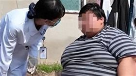 河南鄭州一名少女，體重高達400斤。（圖／翻攝自微博）