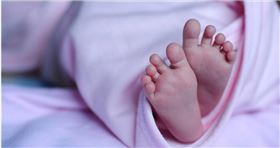 印度一名僅7天大的嬰兒被父母從橋上扔下。（示意圖／pixabay）