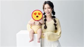 Apple（右）帶兒子一起拍照。(圖／嬰兒與母親提供）