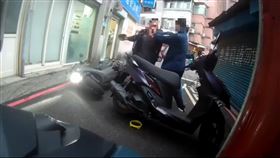 新北市淡水區昨天（2日）發生一起鬥毆事件，張姓男子（19歲）騎車行經民生路時，險些與楊姓男騎士（51歲）發生碰撞，雙方發生口角，楊男憤而騎車衝撞張男，還拿安全帽猛K對方，場面火爆，一旁民眾見狀上前勸架，同時報警求助。