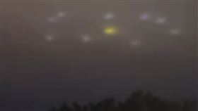 有網友昨天晚間行經基隆山區時，突然發現神秘不明光圈在空中盤旋，他拍下影片後PO網提出質疑「從小到大都沒看過」、「是不是幽浮」，引起熱議。沒多久隨即有人解惑，原來是基隆一百光影盛典的點燈儀式，疑因山區起霧視線不佳，才造成一場誤會。