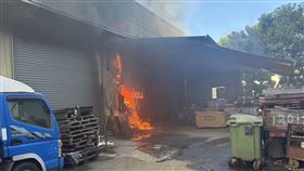 台中太平工廠大火「大量油漆桶」火勢延燒