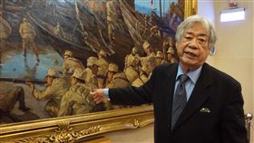 描繪古寧頭戰役　陳輝東用心考據畫家陳輝東（圖）表示，他畫古寧頭戰史館「火燒船隻」油畫時費心考據時代背景，向中影借服裝、向軍訓老師借槍枝作畫，還找學生「裝死」，才能畫出戰爭慘烈狀況。中央社記者黃慧敏攝  106年10月2日