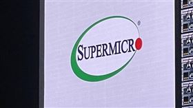 黃仁勳今（5）日驚喜站台美超微keynote，和梁見後談笑風生。（圖／記者王翊綺攝影）