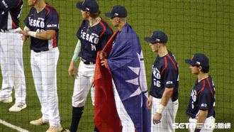 捷克愛台灣！　選手披國旗上場大巨蛋歡呼