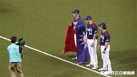 ▲捷克經典賽國手赫魯普（Marek Chlup）在台捷12強交流賽，披國旗上場引發全場歡呼。（圖／記者張沛嘉攝影）