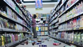 花蓮地震  宜蘭超商架上物品散落一地花蓮外海3日發生芮氏規模7.2地震，宜蘭縣一家連鎖超商受到影響，店內架上物品散落一地。中央社記者沈如峰宜蘭縣攝  113年4月3日