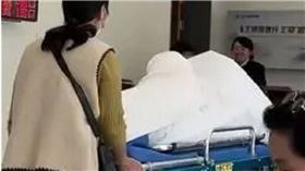 銀行堅持本人到場？家屬把病床推到櫃台　行員笑了民眾怒了