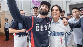 ▲捷克投手薩多利亞（Ondrej Satoria）與總統賴清德自拍。（圖／中華職棒提供）