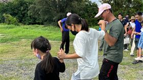 姻緣路取名有趣，類似走鋼索，過程中僅倚靠左右旁人攙扶往前，考驗的是信任感。（圖／記者簡榮良攝影）