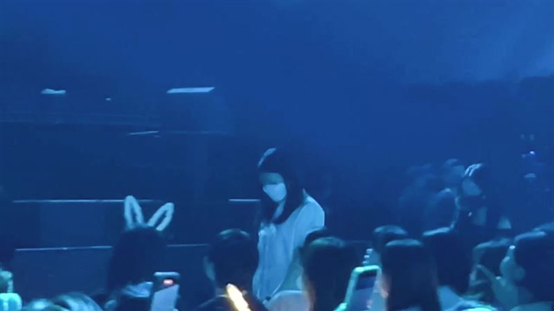 劉德華休息4小時繼續唱　妻女低調現身