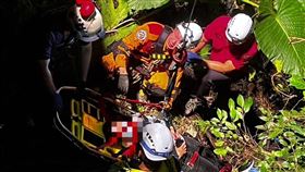 彰化4人阿里山開車出遊意外跌落山谷（2）嘉義縣消防局2日下午據報指嘉130鄉道發生自小客車翻落山谷意外，車內共有4人，人車出動到場協助將傷者吊掛救出送醫。初步研判為親友4人同遊卻因路況不熟發生意外，確切事故原因待釐清。（警方提供）中央社記者黃國芳傳真  113年11月2日