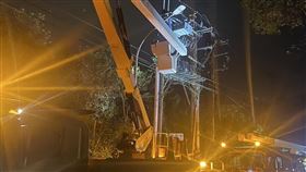 新北1600戶仍停電  台電深夜持續搶修颱風康芮過境致災，新北市至2日晚間9時為止還有1600戶停電。台電表示，直至深夜仍在搶修，停電事故的發生台電比用戶們都急。（台電北南區營業處提供）中央社記者黃旭昇新北市傳真  113年11月2日